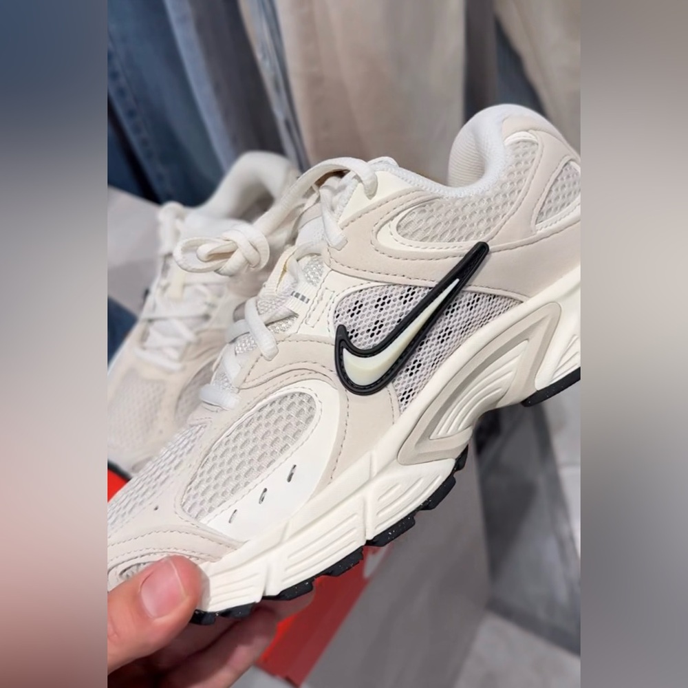 Nike V5 RNR Women's Sneaker-beige - Picture 5 of 5